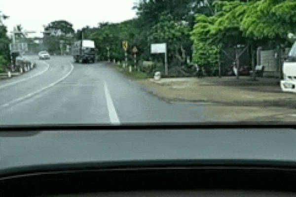 Clip: Kinh hoàng xe tải mất lái, tông đổ nhiều cây xanh, lao vào nhà dân bên đường