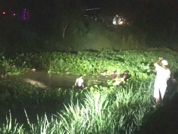 Bé gái thoát chết hy hữu nhờ đeo đám lục bình-1