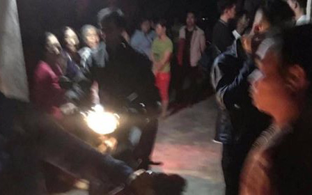 Chồng đốt vợ vì mâu thuẫn gia đình rồi lên công an tự thú, nạn nhân nguy kịch phải chuyển lên Hà Nội điều trị-1