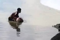 Nam thanh niên nhảy xuống sông Tô Lịch cứu cụ bà chới với dưới dòng nước đen