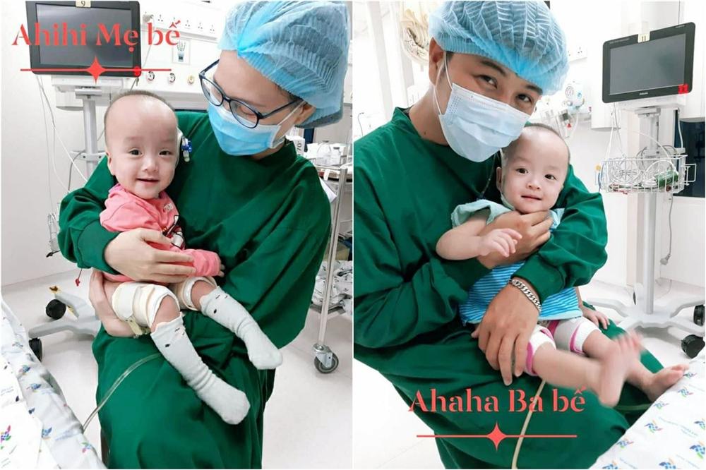 Cặp song sinh Trúc Nhi - Diệu Nhi cười tươi rạng rỡ, thích thú khi được bố mẹ ẵm bồng trên tay-1