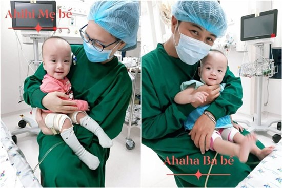 Cặp song sinh Trúc Nhi - Diệu Nhi cười tươi rạng rỡ, thích thú khi được bố mẹ ẵm bồng trên tay