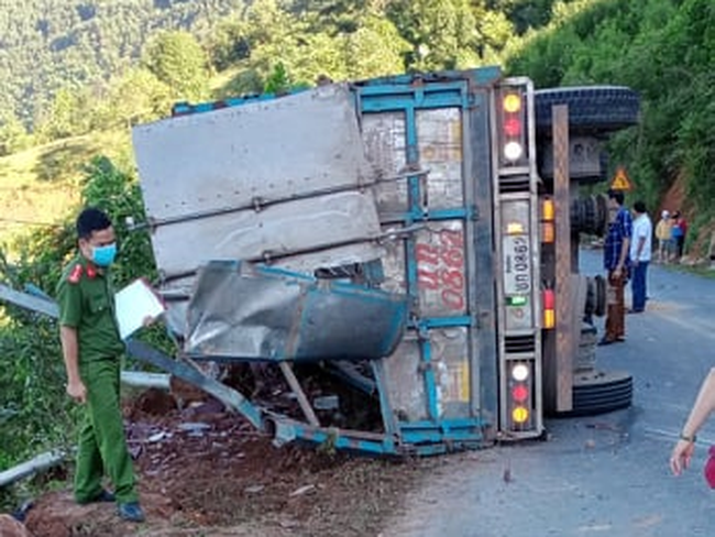 Xe ô tô lật khi đổ đèo, hai mẹ con tử vong-1