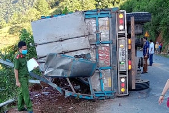 Xe ô tô lật khi đổ đèo, hai mẹ con tử vong