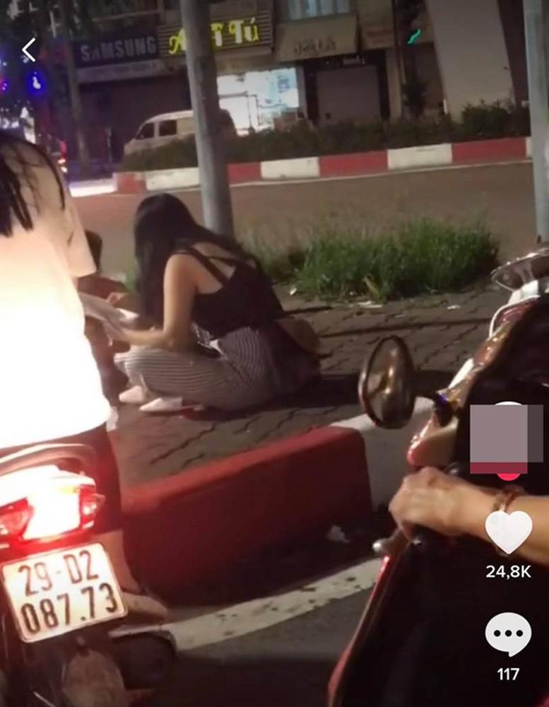 Gặp hai mẹ con bé trai ăn xin nằm bên lề đường, cô gái đi xe Vespa bất ngờ ngồi xuống cùng và làm một hành động khiến ai nấy bất ngờ-1