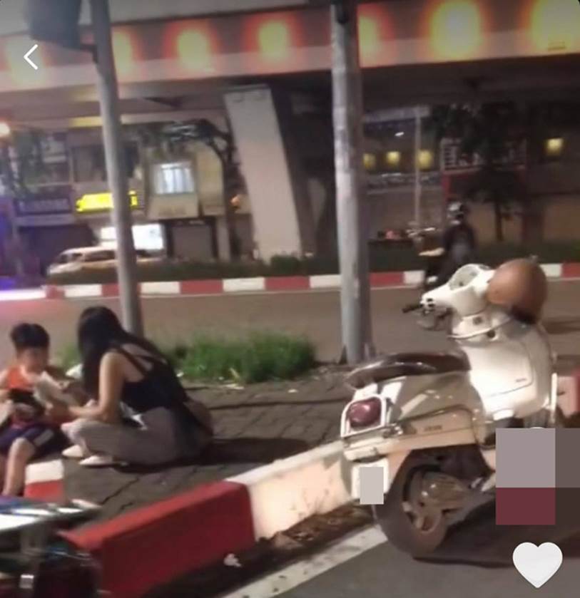 Gặp hai mẹ con bé trai ăn xin nằm bên lề đường, cô gái đi xe Vespa bất ngờ ngồi xuống cùng và làm một hành động khiến ai nấy bất ngờ-2