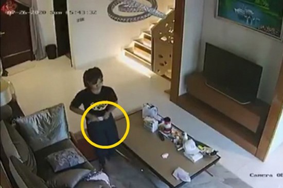 Kiểm tra camera trong phòng khách, chủ nhà kinh hãi phát hiện nữ giúp việc cho khẩu trang vào quần rồi rút ra để lại chỗ cũ