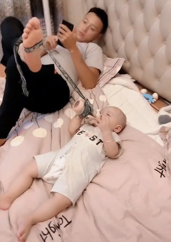 Bố cho hai con sinh đôi đi ngủ nhàn tênh nhờ 1 bí quyết, các mẹ mắt tròn mắt dẹt muốn học theo ngay-4