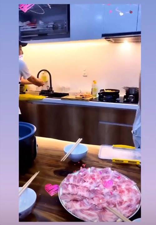 Đến nhà Nhã Phương chơi, Thuý Ngân được Trường Giang đích thân vào bếp, đãi thịt ú ụ-3