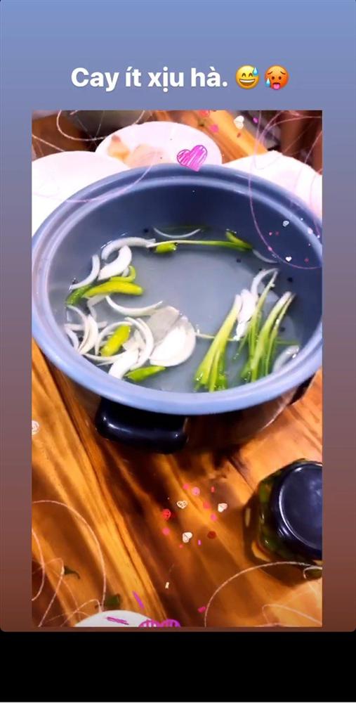 Đến nhà Nhã Phương chơi, Thuý Ngân được Trường Giang đích thân vào bếp, đãi thịt ú ụ-5