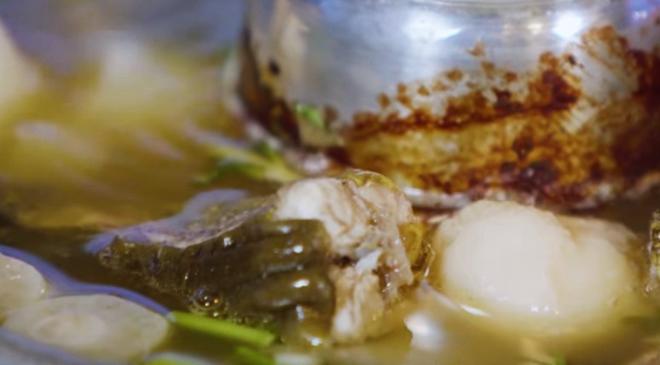 Đến nhà Nhã Phương chơi, Thuý Ngân được Trường Giang đích thân vào bếp, đãi thịt ú ụ-18