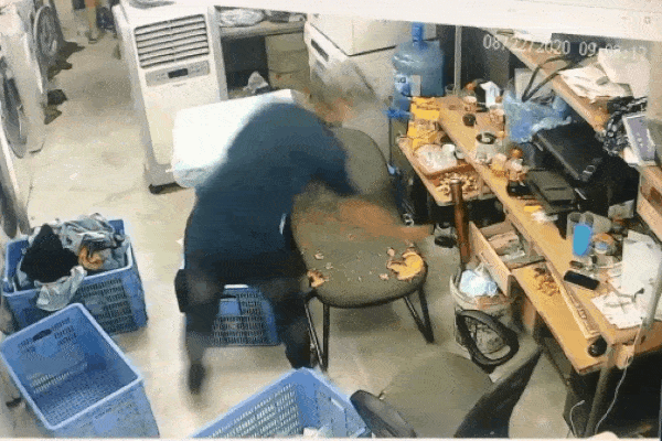 Clip: Băng qua đường, người đàn ông bị xe container đâm văng xa 7m, hiện trường khiến tất cả ám ảnh-1