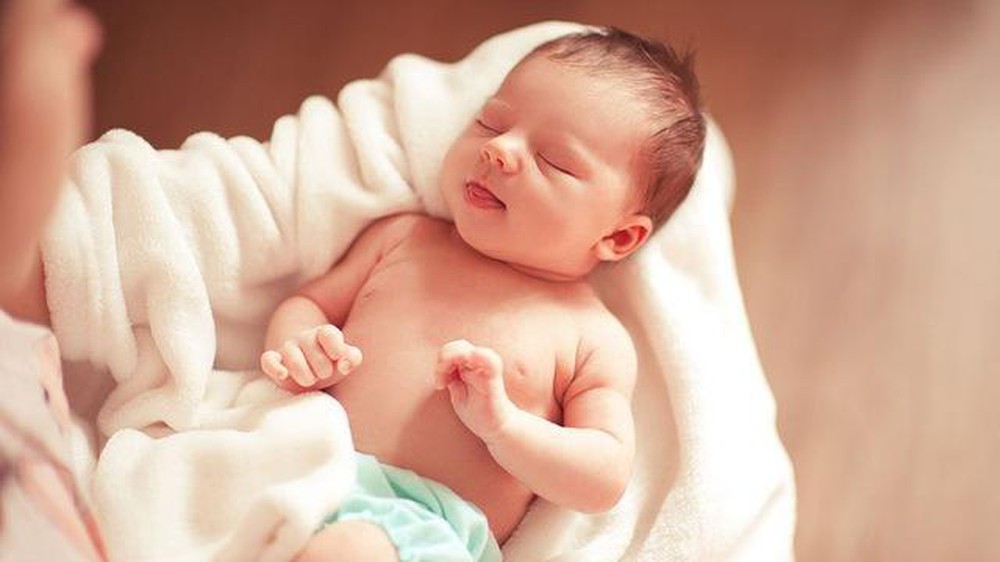 Người đầu tiên bế em bé sau khi chào đời là rất quan trọng, những người này không nên để bế trẻ-3