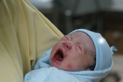 Người đầu tiên bế em bé sau khi chào đời là rất quan trọng, những người này không nên để bế trẻ-2