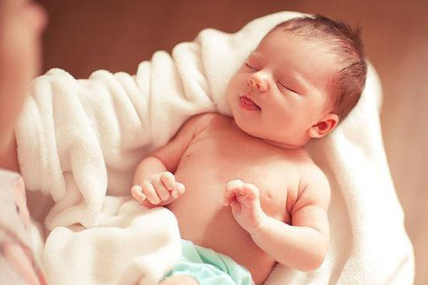 Bế con mới 8 tuần tuổi trên tay, cả 2 vợ chồng giật nảy mình khi nghe bé nói xin chào-5