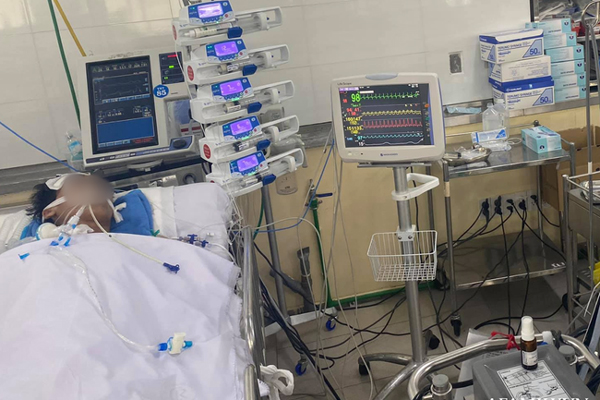 Người đàn ông bị rắn hổ mang cắn bất ngờ nhập viện điều trị lần 2-4