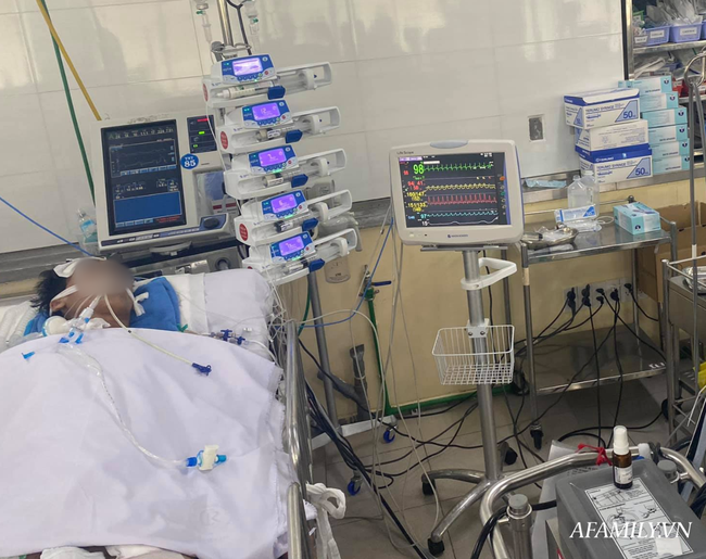 Người cha 2 con bị rắn hổ chúa 4.5kg cắn đã ổn hơn, men tim có giảm nhưng chưa nói trước được điều gì-1