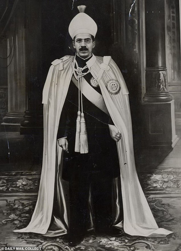 Cuộc sống kỳ lạ của quốc vương giàu nhất lịch sử: Sở hữu khối tài sản đủ nuôi cả thế giới nhưng mỗi tuần chỉ tiêu 30 nghìn đồng-6