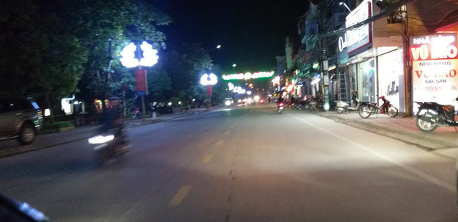 Vụ bé sơ sinh bị mẹ bỏ rơi trong khe tường ở Hà Nội: Ông bà ngoại từ quê ra nhận cháu, đang chờ kết quả ADN để hoàn tất thủ tục-3