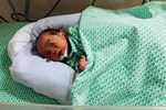 Bé trai sơ sinh bị mẹ bỏ rơi trong khe tường ở Hà Nội sức khỏe tiến triển tốt, có thể xuất viện-3