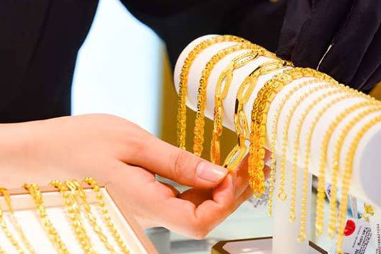 Giá vàng hôm nay 25/8: Áp lực lớn đè vàng chìm sâu