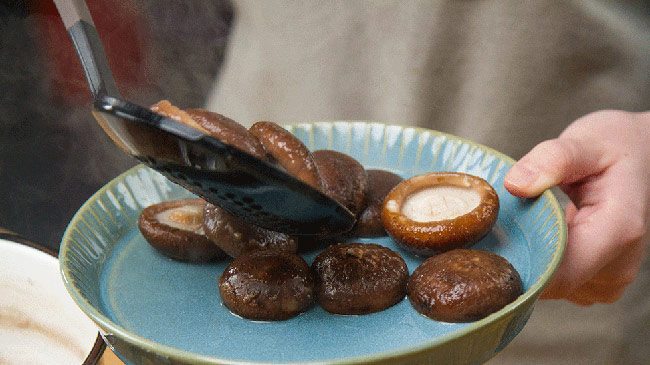 Nấm om chay kiểu này đậm đà thơm nức mũi, ăn còn trôi cơm hơn món mặn-2