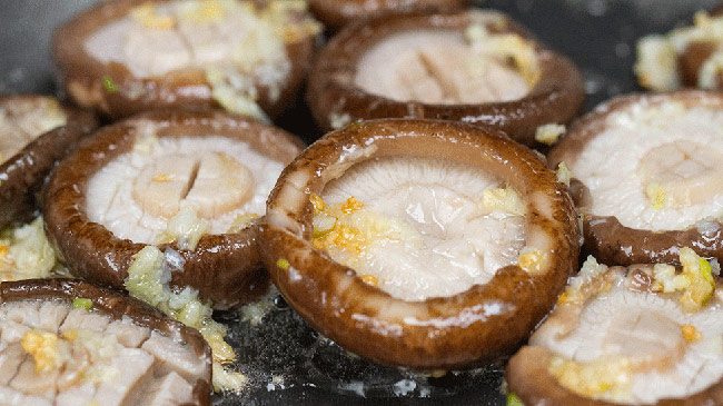 Nấm om chay kiểu này đậm đà thơm nức mũi, ăn còn trôi cơm hơn món mặn-4