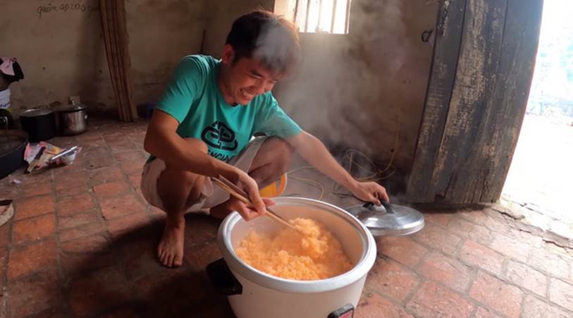 Con trai Bà Tân Vlog bị chỉ trích vì màn troll đổ nước ngọt vào cơm làm cả nhà không ăn được, dân mạng soi tình tiết bà Tân tức giận ra mặt-1