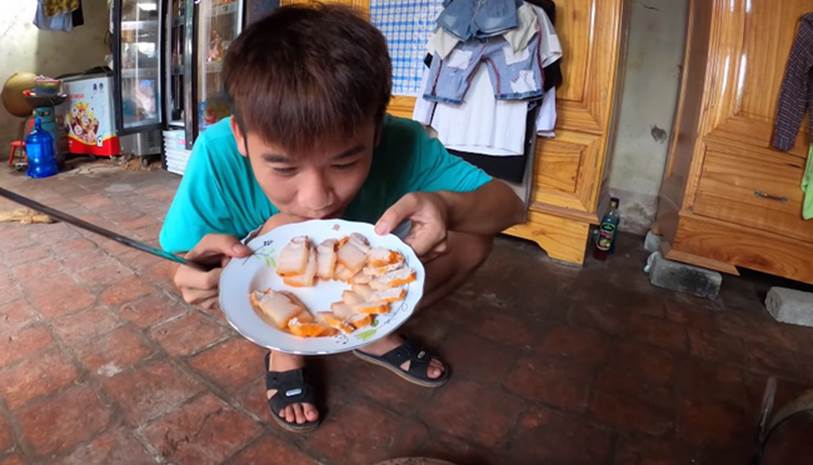 Con trai Bà Tân Vlog bị chỉ trích vì màn troll đổ nước ngọt vào cơm làm cả nhà không ăn được, dân mạng soi tình tiết bà Tân tức giận ra mặt-3