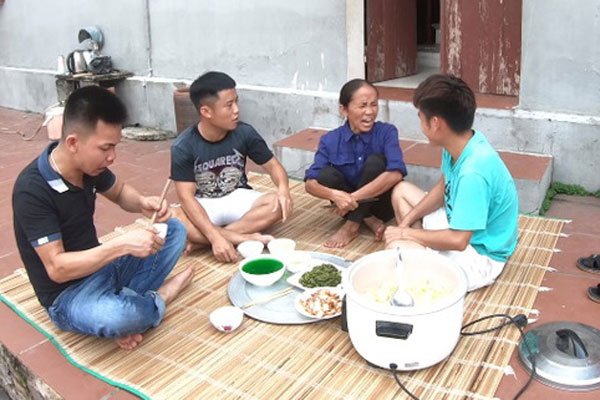 Chưa từng thấy ai như Bà Tân Vlog: mang xúc xích ăn liền đi nướng với bơ trên tảng đá-7