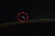 Video: Phi hành gia ghi hình 5 vật thể lạ bay qua Trái Đất