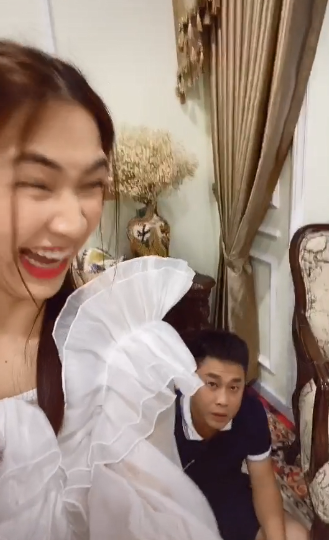 Hòa Minzy bị chỉ trích khi làm hành động thiếu tế nhị trước mặt bạn trai-1