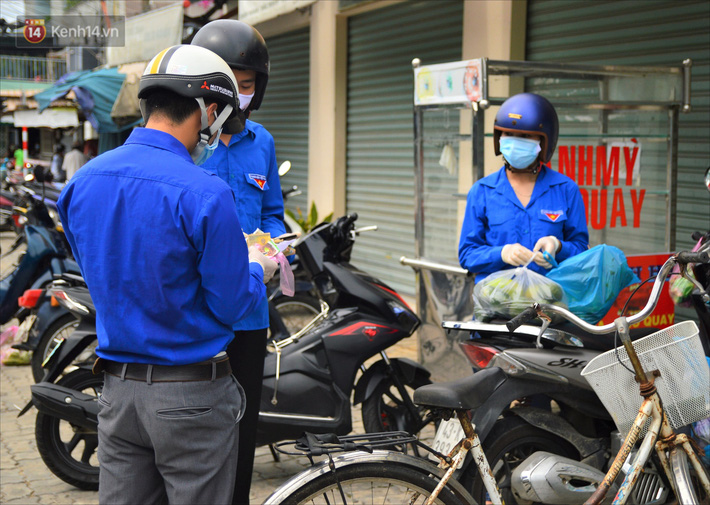 Những shipper áo xanh đi chợ miễn phí giúp người dân Đà Nẵng trong mùa dịch-1