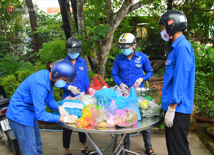 Những shipper áo xanh đi chợ miễn phí giúp người dân Đà Nẵng trong mùa dịch-3