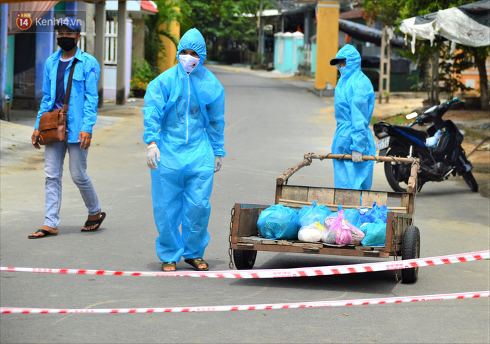 Những shipper áo xanh đi chợ miễn phí giúp người dân Đà Nẵng trong mùa dịch-7