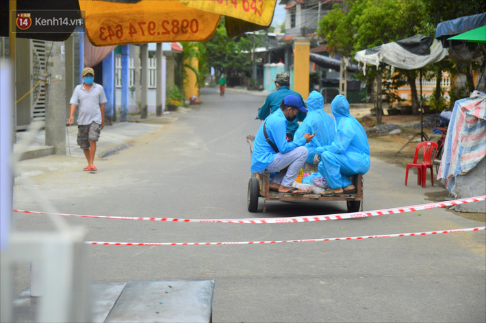 Những shipper áo xanh đi chợ miễn phí giúp người dân Đà Nẵng trong mùa dịch-8