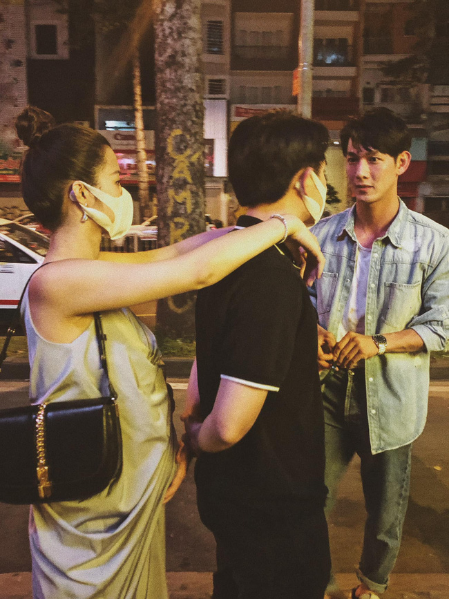 Đông Nhi khoe cận cảnh vóc dáng bầu 7 tháng nhưng mọi chú ý lại đổ dồn vào vị trí bàn tay của Ông Cao Thắng-1