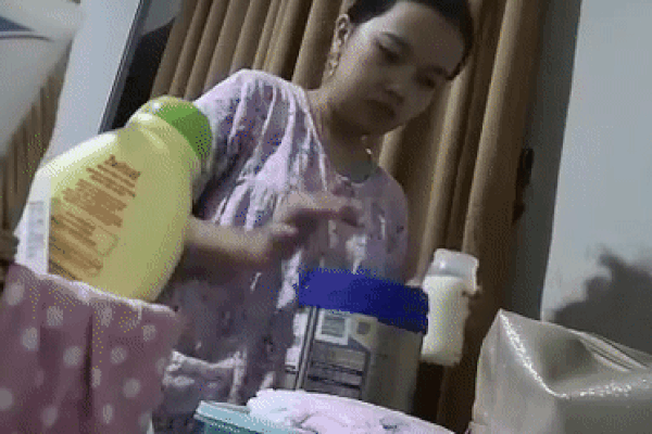 Cộng đồng mạng phẫn nộ với đoạn clip ngắn ghi lại hành động ác độc của nữ giúp việc khi pha sữa cho con của chủ nhà