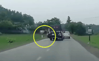 Phút vượt ẩu thót tim của xe Limousine khiến người phụ nữ ngã đập gối xuống đất, suýt mất mạng-1