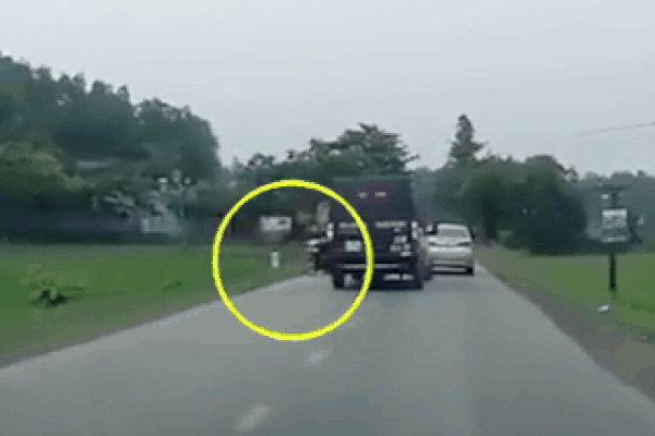 Phút vượt ẩu thót tim của xe Limousine khiến người phụ nữ ngã đập gối xuống đất, suýt mất mạng