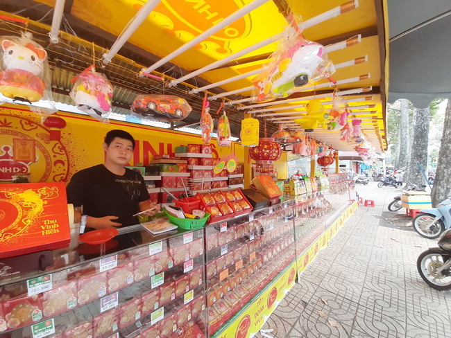 Thị trường bánh trung thu: Giá tăng, khách mua èo uột-2