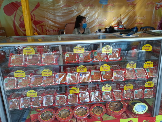 Thị trường bánh trung thu: Giá tăng, khách mua èo uột-4