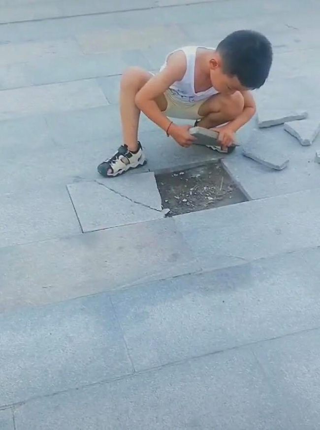 Giành đồ chơi xếp hình với chị không được, cậu bé được bà ngoại dẫn xuống đường chơi một trò khiến ai nấy chào thua-1