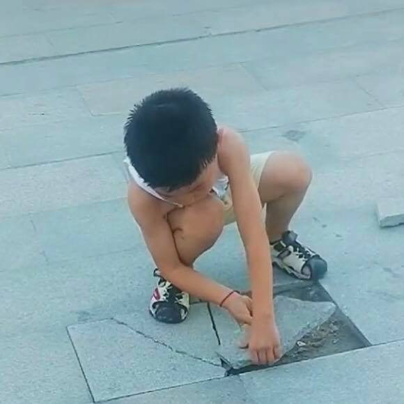 Giành đồ chơi xếp hình với chị không được, cậu bé được bà ngoại dẫn xuống đường chơi một trò khiến ai nấy chào thua-2