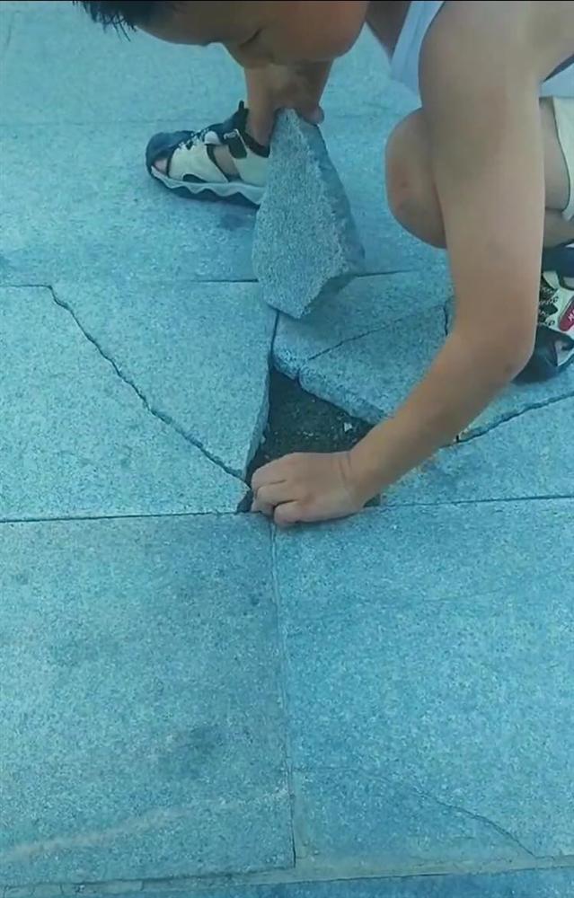 Giành đồ chơi xếp hình với chị không được, cậu bé được bà ngoại dẫn xuống đường chơi một trò khiến ai nấy chào thua-3