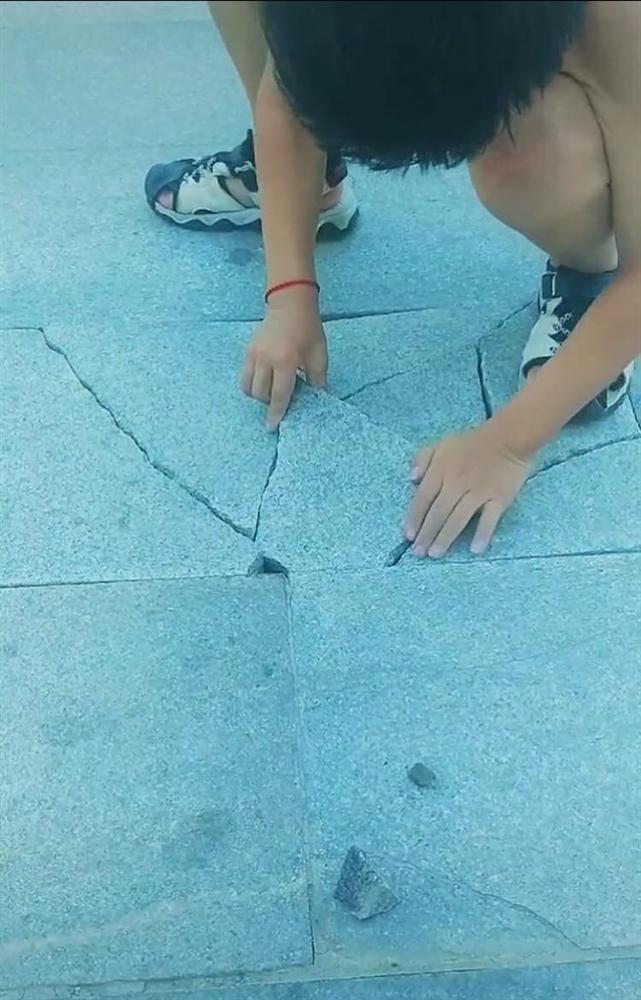 Giành đồ chơi xếp hình với chị không được, cậu bé được bà ngoại dẫn xuống đường chơi một trò khiến ai nấy chào thua-4