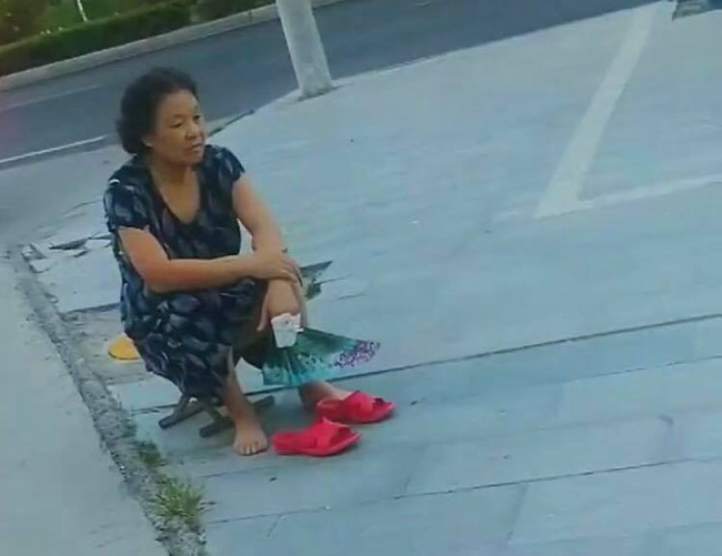 Giành đồ chơi xếp hình với chị không được, cậu bé được bà ngoại dẫn xuống đường chơi một trò khiến ai nấy chào thua-5