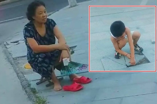 Giành đồ chơi xếp hình với chị không được, cậu bé được bà ngoại dẫn xuống đường chơi một trò khiến ai nấy chào thua