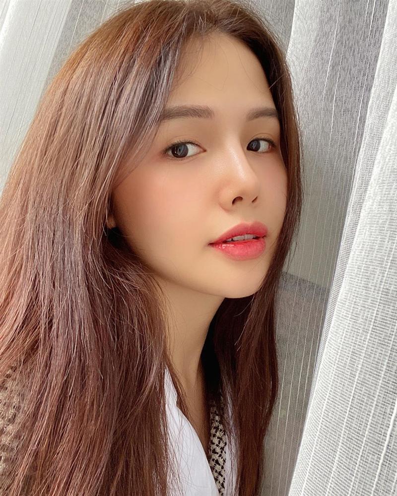 Bà xã của thiếu gia Cocobay khoe làn da mịn màng tuổi 30, bật mí tuyệt chiêu không cần kem nền mà da vẫn căng mọng-7