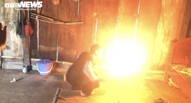 Tận mắt cảnh uống mỡ sôi, liếm lưỡi cày nung đỏ dọa ma của thầy cúng người Mông-5